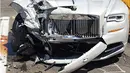 Tentu saja, mobil mewah milik ibunda Kendall Jenner tersebut rusak parah dibagian depan. Bahkan, mobil tersebut ringsep dan berantakan. (TMZ/Bintang.com)