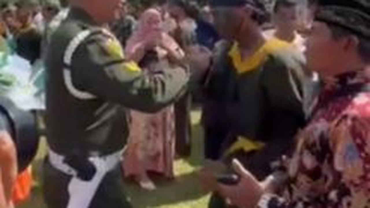 Sebelumnya, sang ayah juga terlihat hadir di acara pelantikan Serda Zaki menjadi prajurit TNI AD. <br>