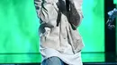 Aksi panggung Justin Bieber pada ajang bergengsi Billboard Music Awards (BBMA) 2016 di T -Mobile Arena, Las Vegas, Minggu (22/5). Meski tampil casual, Justin Bieber tetap memesona. (Kevin Winter/GETTY IMAGES NORTH AMERICA/AFP)
