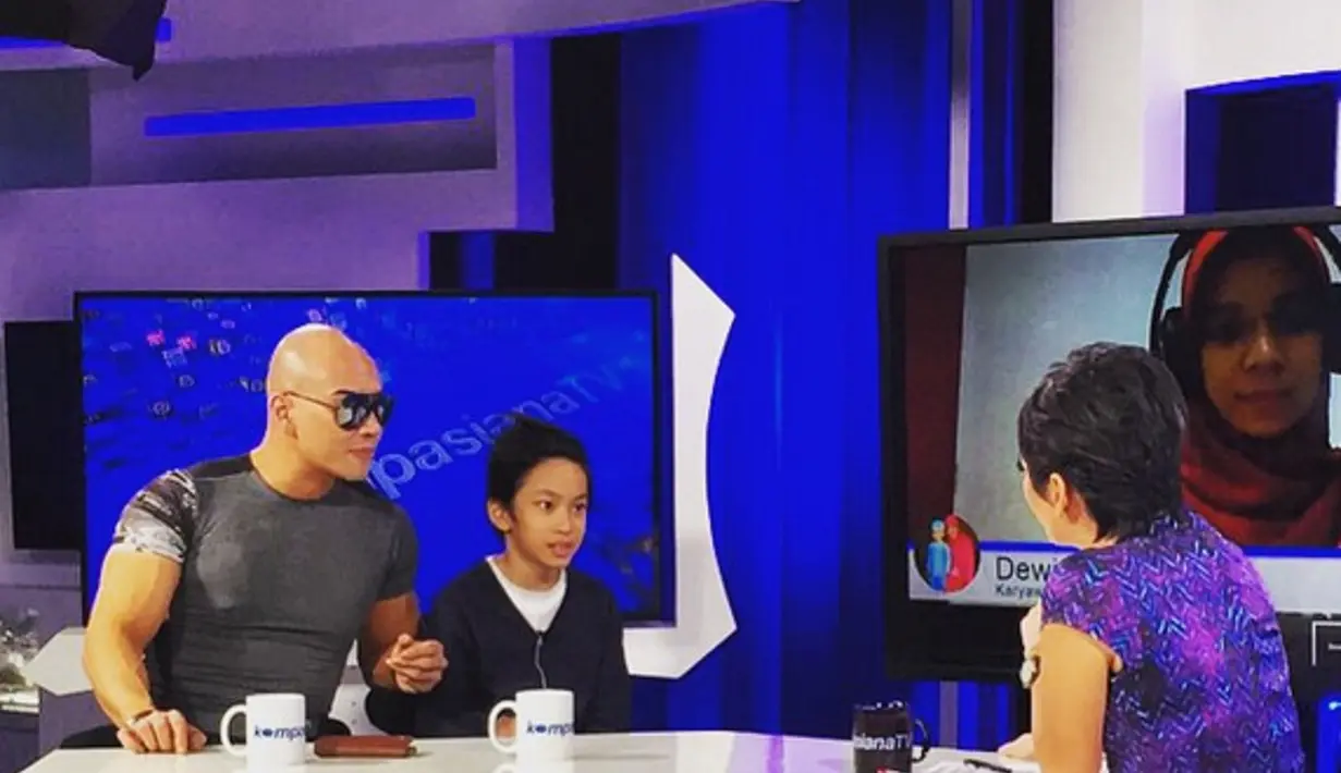 Deddy dan Azka menjadi bintang tamu sebuah acara talk show di televisi swasta.(Instagram @corbuzier)