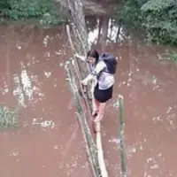 Bukan sedang uji adrenalin, tapi inilah jembatan angker yang harus dilalui oleh bu guru Lusia setiap harinya. (Foto: Facebook/Askiman Sintang)
