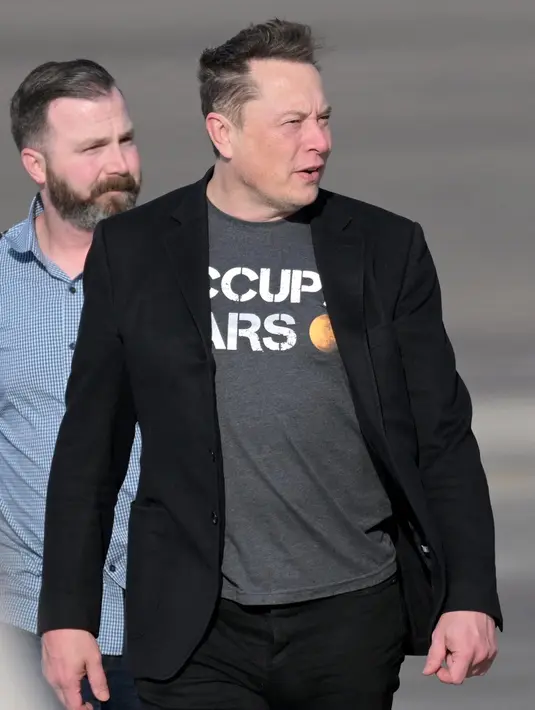 Kedatangan Elon Musk di Bali untuk meresmikan Starlink, sebuah layanan internet berbasis satelit. (SONNY TUMBELAKA/AFP)