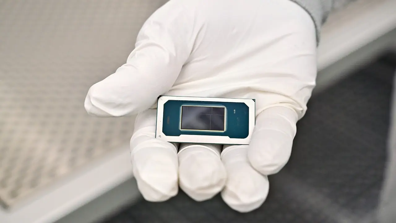 Seorang teknisi manufaktur Intel memegang chip Panther Lake di dalam ruang bersih Fab 52 Intel yang baru di Chandler, Arizona. Credit: Intel Corporation