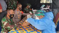 Anggota Polri dan TNI jalani rapid test Covid-19 sebelum melakukan pengamanan Pilkada di Mapolrestro Depok, Selasa (8/12/2020). (Liputan6.com/ Dicky Agung Prihanto)