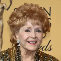 Kabar duka kembali datang, kepergian Carrie Fisher untuk selamanya disusul oleh sang ibu, Debbie Reynolds. Ibunda Carrie meninggal dalam usia 84 tahun, setelah dilarikan ke rumah sakit akibat serangan stroke. (AFP/Bintang.com)