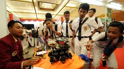 Beberapa pelajar melihat robot buatan mahasiswa pada Festival Prestasi Indonesia di Hall Jakarta Convention Centre, Senin (21/8). 72 tokoh meraih penghargaan pada festival yang bertema Pancasila Inspirasi Maju, . (Liputan6.com/Helmi Fithriansyah)