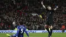 Wasit memberikan kartu merah kepada bek Everton, Ashley Williams, saat melawan Manchester United. Petaka terjadi saat injury time, bek asal Wales ini melakukan pelanggaran di kotak penalti. (AP/Martin Rickett)