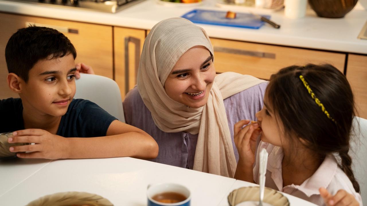 Ilustrasi anak, ibu, sahur, buka puasa, Islami