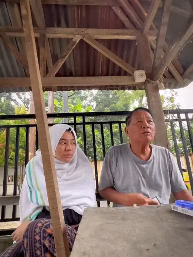 7 Potret Clara Shinta Kumpul Bareng Orang Tua di Kampung Halaman Usai Mualaf