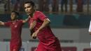 Striker Timnas Indonesia, Beto Goncalves, merayakan gol yang dicetaknya ke gawang Hongkong pada laga persahabatan di Stadion Wibawa Mukti, Jakarta, Selasa (16/10). Kedua negara bermain imbang 1-1. (Bola.com/Vitalis Yogi Trisna)