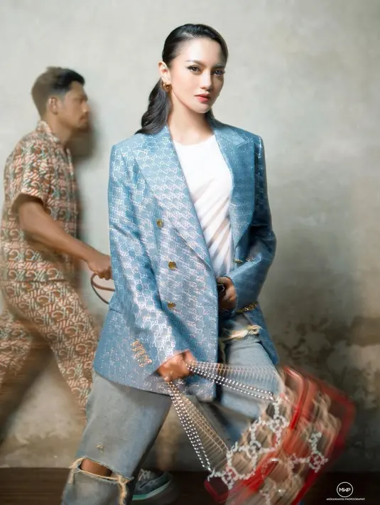 "Isunya akhir tahun? Hahaha kata siapa, penasaran banget ya haha. Mudah-mudahan bisa cepat, doakan aja," tutur Ibnu Jamil dan Ririn Ekawati sambil tertawa bersama. (Instagram/ibnujamilo)