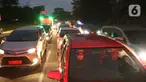 Sejumlah kendaraan dengan tujuan jalur wisata puncak terjebak kemacetan di kawasan Gadog, Kabupaten Bogor, Jawa Barat, Jumat (3/9/2021). Kepadatan kendaraan tersebut terjadi imbas dari pemberlakuan  uji coba sistem ganjil genap memasuki kawasan Puncak Bogor. (Liputan6.com/Herman Zakharia)