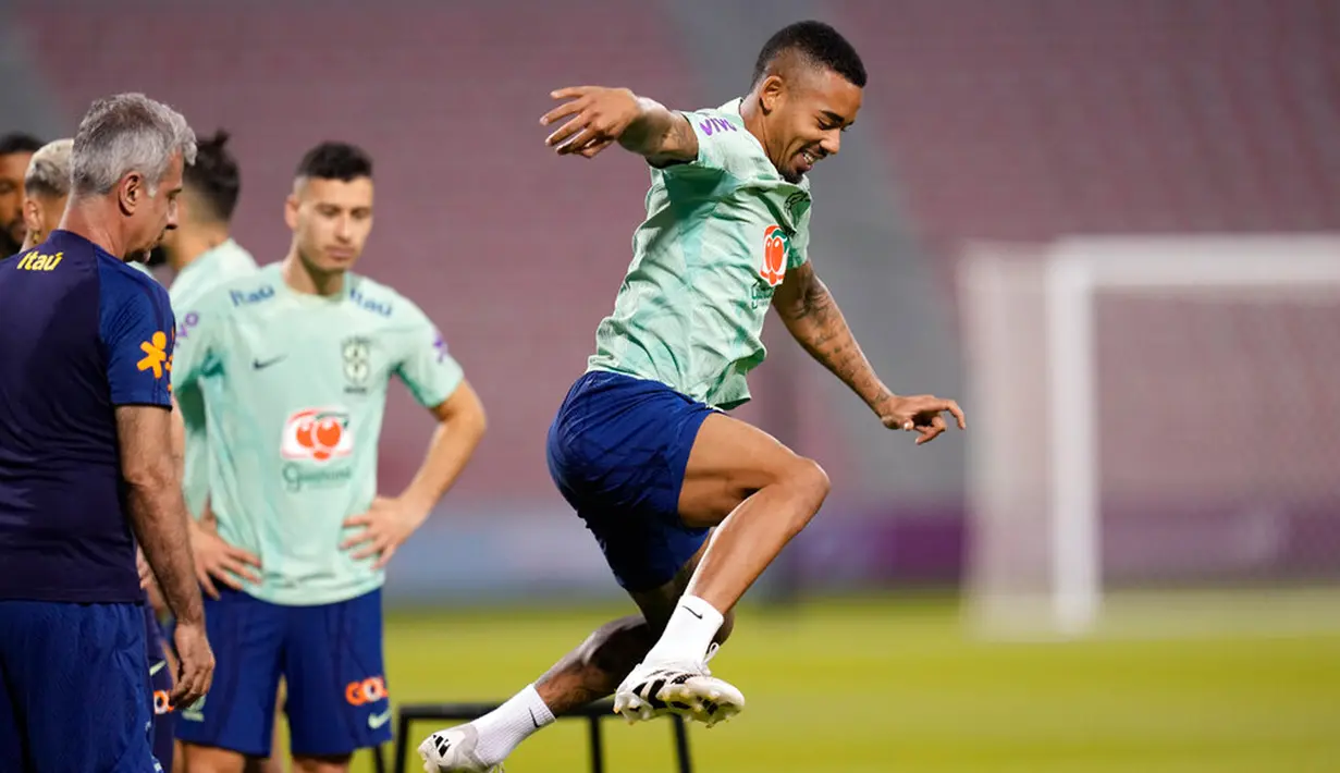 Pemain Brasil Gabriel Jesus berlatih saat sesi latihan di Stadion Grand Hamad, Doha, Qatar, 29 November 2022. Brasil akan menghadapi Kamerun dalam pertandingan sepak bola Grup G Piala Dunia 2022 pada 2 Desember. (AP Photo/Andre Penner)