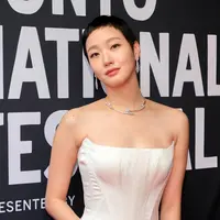 Aktris Korea Selatan Kim Go Eun membuat penggemar heboh dengan penampilan barunya. [@dayryllejuly/@marieclairetw/@ggonekim].