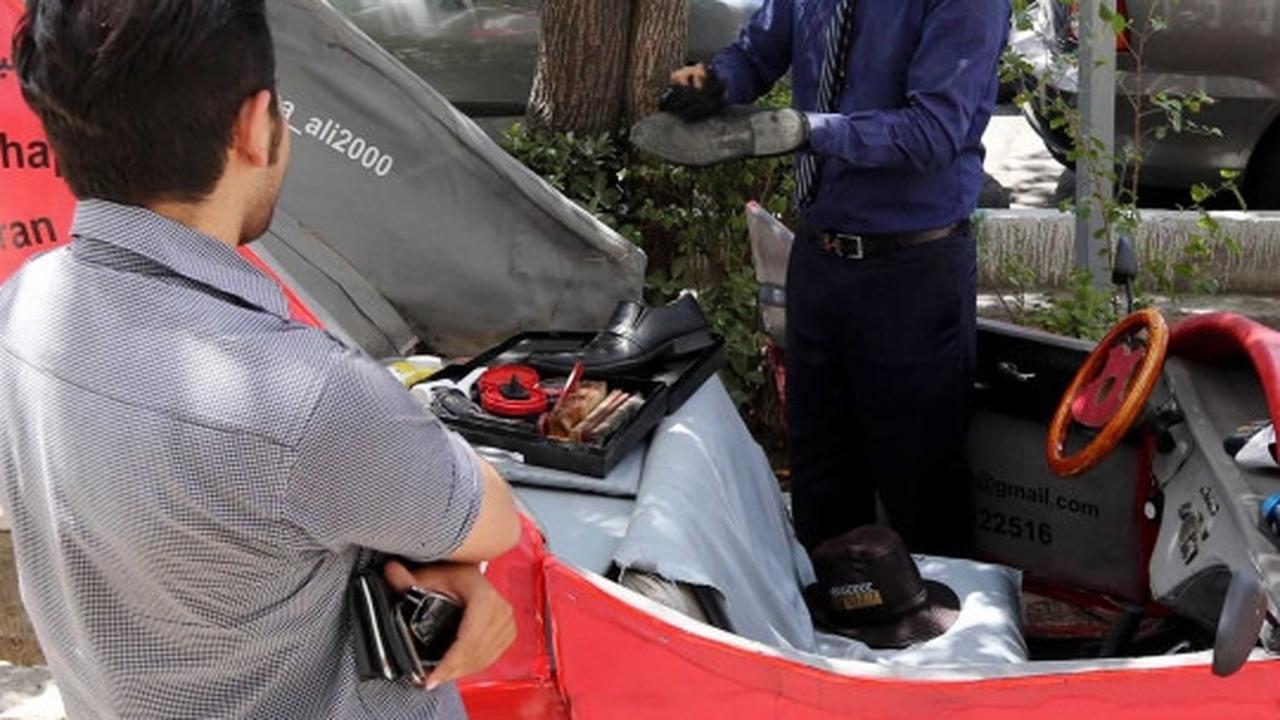 Uniknya mobil sepatu milik tukang semir jalanan di Iran