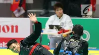 Pesilat Indonesia, Komang Harik Adiputra (kiri) beradu jurus dengan pesilat Timor Leste, David No-Ano Ximenes dalam kelas 65-70 kg Putra Asian Games 2018 di Padepokan Pencak Silat TMII, Jakarta, Kamis (23/8). Komang unggul 5-0. (Liputan6.com/Fery Pradolo)