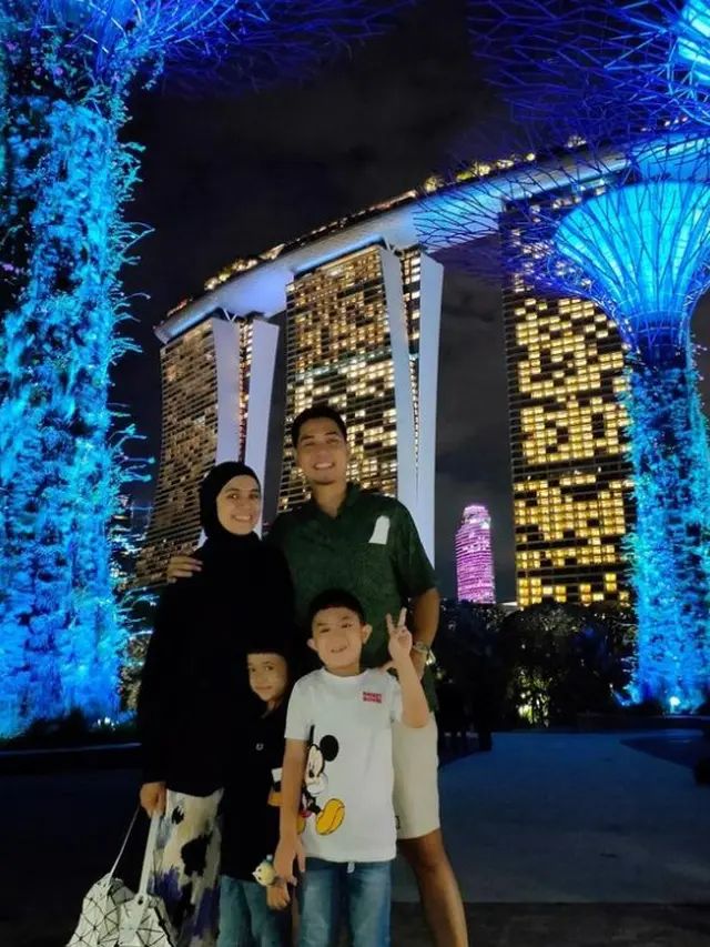 Nycta Gina bersama keluarga (Instagram/missnyctagina)