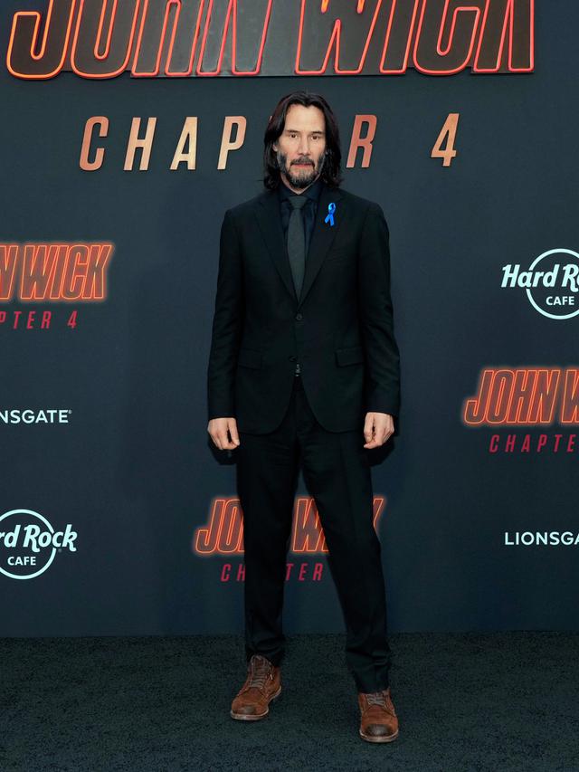 Penghormatan Keanu Reeves untuk Mendiang Lance Reddick, Pakai Pita Biru Saat Hadiri Premiere John Wick: Chapter 4
