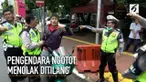 Seorang pengendara motor menolak ditilang oleh polisi karena tidak memiliki surat izin mengemudi (SIM). Pengendara beralasan polisi tidak memiliki surat perintah dalam melakukan razia.