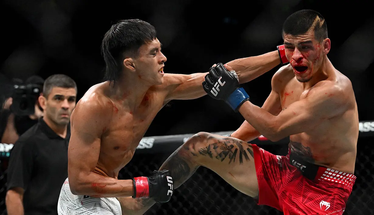 Petarung Indonesia Bilal Hasan (kiri) saat melawan petarung  dari Peru Nilson Rojas dalam pertandingan kelas terbang putra pada ajang UFC Fight Night di Oriental Sports Center, Shanghai, Sabtu, 29 Agustus 2026. (AFP/ Jade Gao)