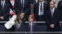 Pangeran George nonton Piala Euro 2020. (AP Photo/Frank Augstein, Pool)