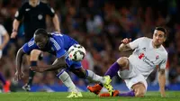 Gelandang Chelsea Victor Moses (kiri) berebut bola dengan Gelandang Matias Vecino pada laga  International Champions Cup di Stadion Stamford Bridge, Inggris, Kamis (6/8/2015).  Chelsea dipermalukan Fiorentina dengan skor 0-1. (Reuters/Peter Cziborra)