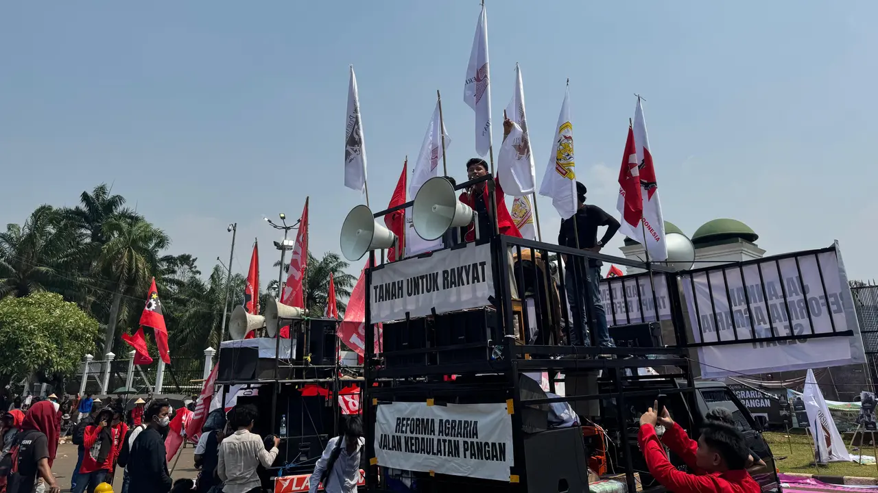 Gerakan Mahasiswa Nasional Indonesia (GMNI) bersama ribuan petani dan berbagai elemen menggelar demo memperingati Hari Tani Nasional di depan DPR RI, Jakarta, Rabu (24/9) siang (Istimewa)