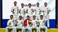 Raut wajah bahagia Tim Bulutangkis Putra Indonesia di podium usai memastikan meraih medali emas di SEA Games Thailand 2025 di Gymnasium 4, Thammasat University Rangsit Campus, Pathum Thani, Rabu (10/12/2025). (Dok. PBSI)