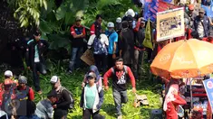 Massa buruh melintasi taman pembatas jalan di sekitar Kawasan Patung Patung Arjuna Wiwaha saat aksi perayaan hari Buruh Internasional 2017 di Jakarta, Senin (5/1). Ribuan massa buruh ikut turun ke jalan. (Liputan6.com/Helmi Fithriansyah)