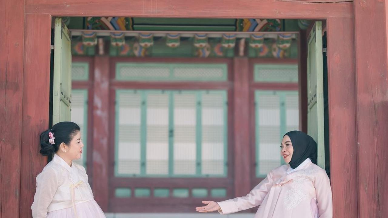 Potret Cantik Mami Rieta Amilia dan Desiree Tarigan Pakai Handbok di Korea, Bestie Awet Muda