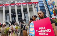 FOTO: Geram PSN Gugat Pasal Proyek Strategis Nasional, Gelar Doa Adat di MK