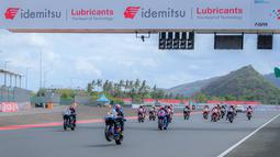 Pembalap Yamaha Racing Indonesia, Wahyu Nugroho (kedua kiri) memacu motornya saat Race 1 SS600 Asia Road Racing Championship (ARRC) Mandalika 2025 di Sirkuit Internasional Mandalika, Lombok, Nusa Tenggara Barat, Sabtu (30/08/2025). (Bola.com/Bagaskara Lazuardi)