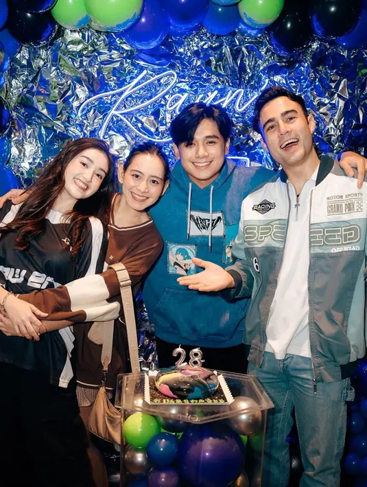 "I love you and i love you even harder when you’re having fun. 28!" tulis Ranty Maria dalam keterangan video. Bahkan, saking antusias mengedit video tersebut, Ranty sampai tidur larut malam. Romantisnya Ranty juga tidak berhenti sampai di situ. Ia juga mengunggah kumpulan foto memori indah saat bersama dengan Rayn. (Liputan6.com/IG/@rantymaria)