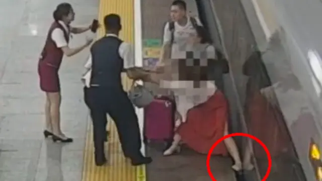 Tidak Ingin Telat Bekerja, Wanita Nekat Menahan Kereta dengan Kakinya