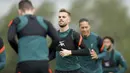 Gelandang Liverpool Jordan Henderson melakukan pemanasan dengan timnya selama hari media dan sesi latihan di pusat pelatihan di Liverpool, Inggris, Rabu (25/6/2022). Liverpool mengusung misi balas dendam saat menghadapi Real Madrid di final Liga Champions di Parc des Princes, Paris pada Minggu, 29 Mei 2022 dini hari WIB. (AP Photo/Jon Super)