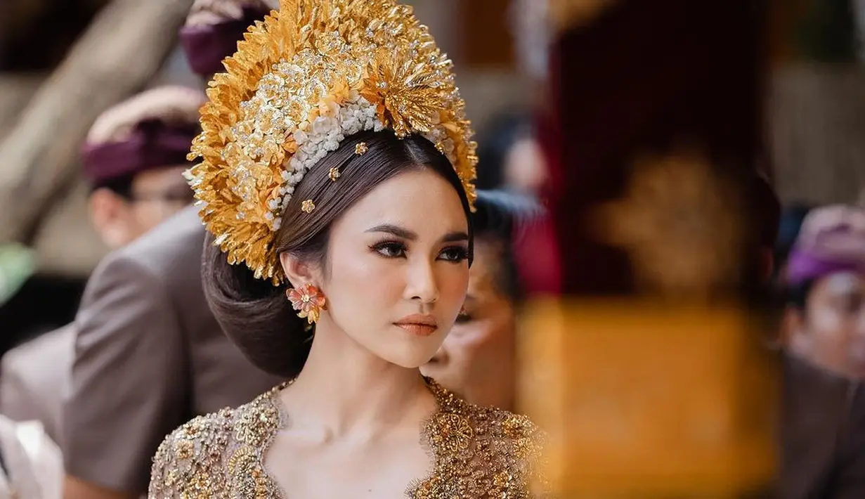 <p>Sementara, Mahalini tampil anggun dengan mengenakan kebaya Bali warna cokelat bertabur payetan emas rancangan desainer Asky Febrianti. [@axioo]</p>