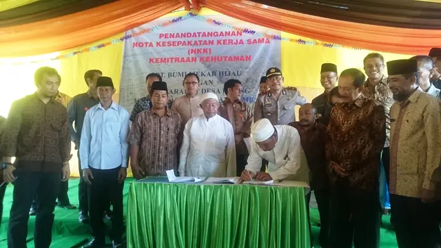 Warga Desa Riding, PT BMH dan Kementrian Lingkungan Hidup dan Kehutanan menandatangani kesepakatan kemitraan (Liputan6.com/Nefri Inge)