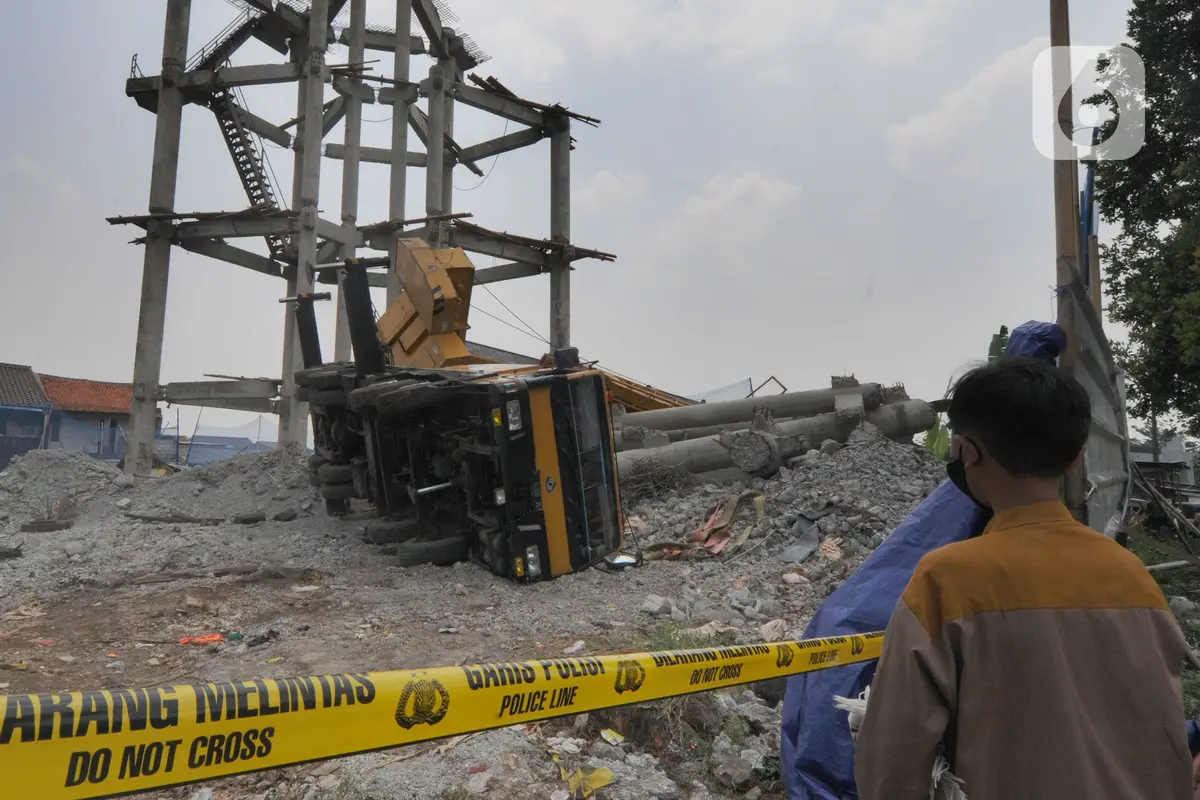 Truk Crane Timpa Rumah Warga di Depok