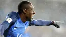 Gelandang Prancis, Blaise Matuidi, melakukan selebrasi usai mencetak gol ke gawang Bulgaria pada laga kualifikasi Piala Dunia 2018 di Stadion Vassil Levski, Sabtu (7/10/2017). Prancis menang 1-0 atas Bulgaria. (AP/Stringer)