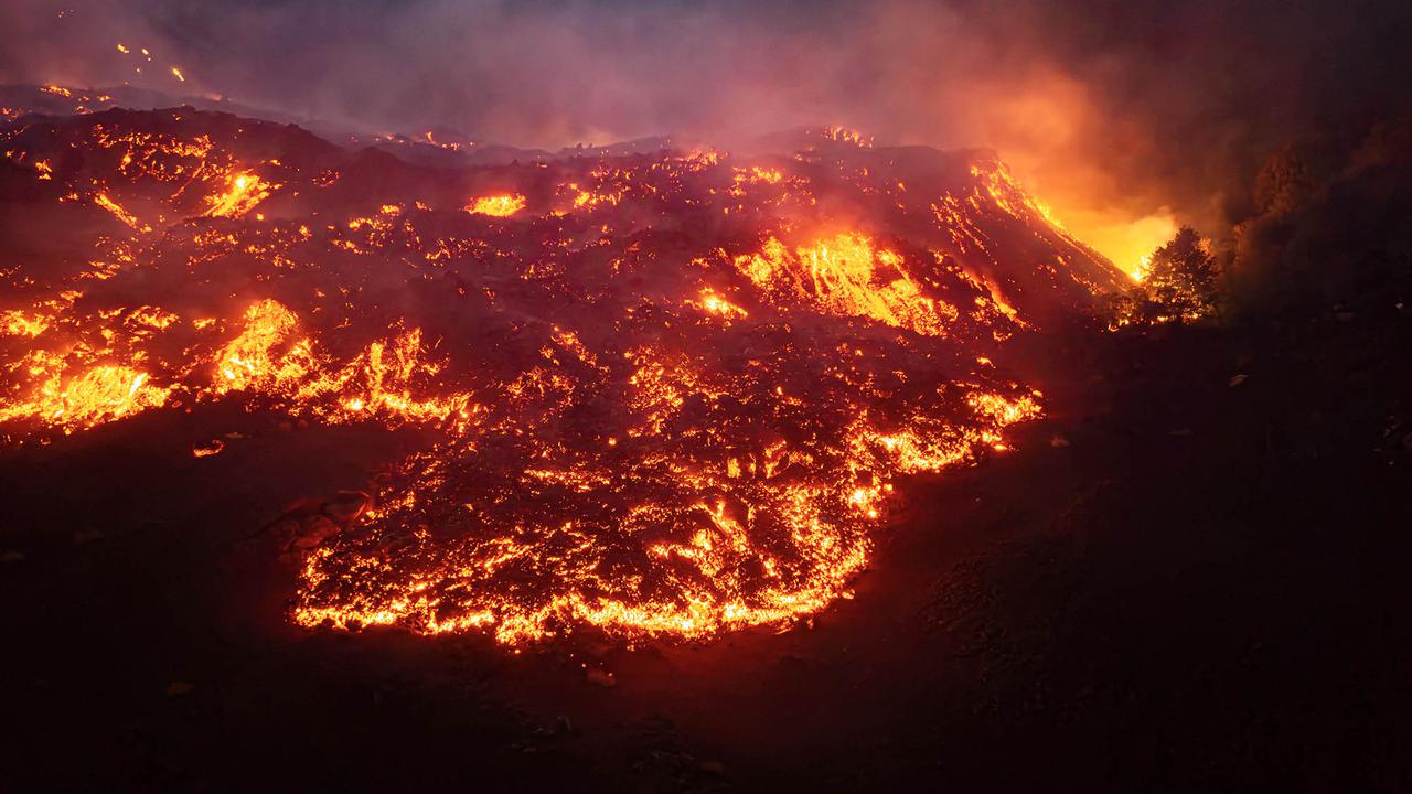 Luncuran Lava Cair Gunung Etna Membentuk Sungai Api Spektakuler