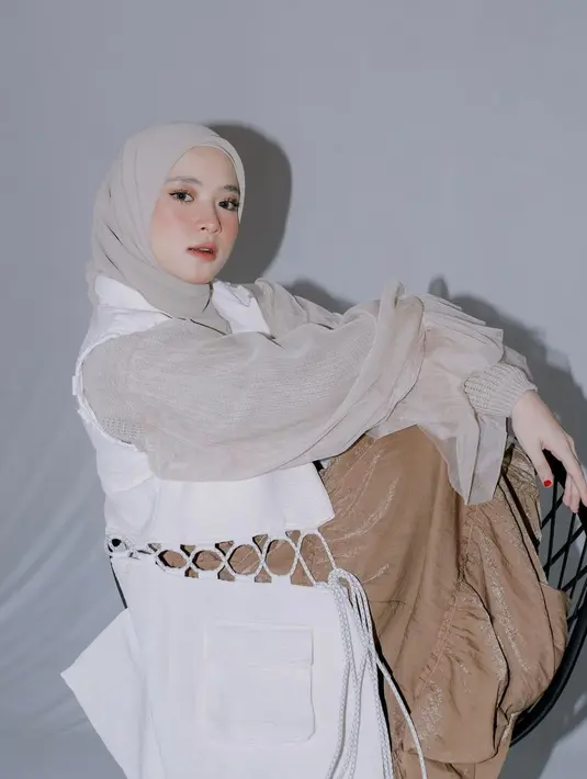 Nissa terlihat membalas komentar akun  @dedy_s_utomo yang menanyakan pindah-pindahnya tahi lalat. "@dedy_s_utomo hahahahaha pindah2 dong," tulis nissa_sabyan [Instagram/nissa_sabyan]