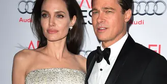 Brad Pitt-Angelina Jolie dapatkan peran suami istri di film 'Mr and Ms Smith'.  Keduanya memiliki chemistry yang kuat sehingga para penggemar berharap keduanya menikah. Kini Brad and Angelina menikah. (AFP/Bintang.com) 