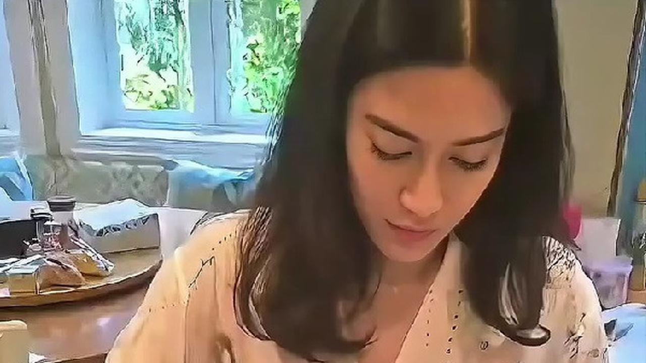 4 Potret Sederhana Dian Sastro Masak di Rumah, Penampilan Cantik Naturalnya Curi Perhatian