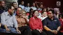 Komisaris EMTEK Soeyono berbincang dengan Menhub Budi Karya, Menko PMK Puan Maharani dan Ketua INASGOC Erick Thohir saat menghadiri 100 Hari Menuju Asian Games 2018, di Studio 6 Emtek City, Jakarta Kamis (10/5). (Liputan6.com/Faizal Fanani)