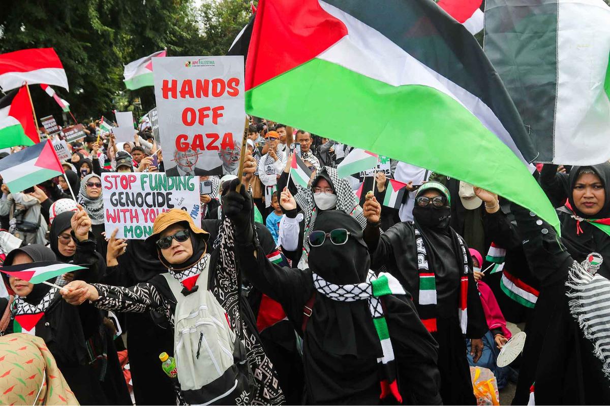 FOTO: Massa Membakar Replika Bendera Israel Saat Aksi Bela Palestina di Depan Kedubes AS Jakarta