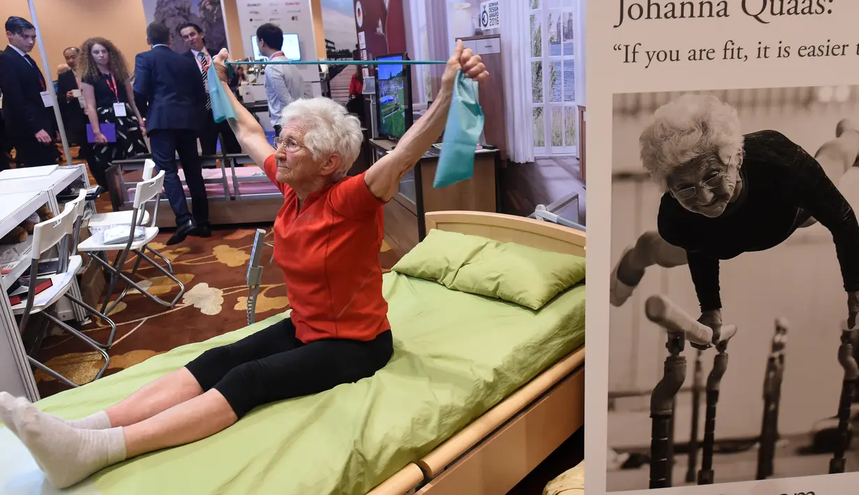 Johanna Quaas, perempuan asal Jerman ini merupakan pesenam perempuan tertua di dunia yang tercatat di Guinness World Records 2013. Hebatnya, dia hanya mulai dalam olahraga pada usia 56 tahun. (AFP PHOTO / ROSLAN RAHMAN)