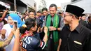 Cagub DKI Jakarta, Agus Harimurti Yudhoyono (kedua kanan) menyalami warga saat sosialisasi di Sukabumi Selatan, Jakarta, Kamis (5/1). Agus juga menyapa warga di beberapa Rt dan Rw di Kelurahan Sukabumi Selatan. (Liputan6.com/Helmi Fithriansyah)