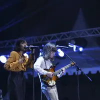 Vira Talisa dan band asal Inggris, FUR selaraskan musikalitas di panggung Gudfest. (Daniel Kampua/Fimela.com)