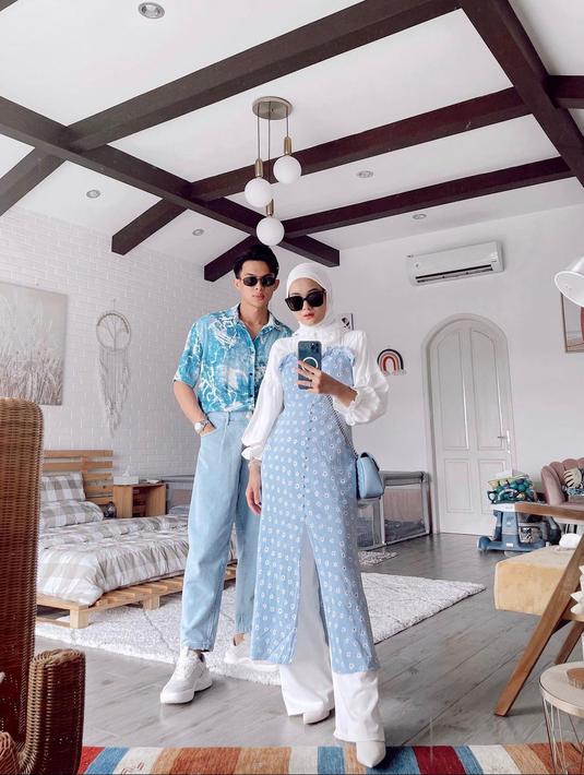 <p>Tampil mesra dengan outfit couple bertema senada yaitu warna biru muda. (instagram/dindahw)</p>