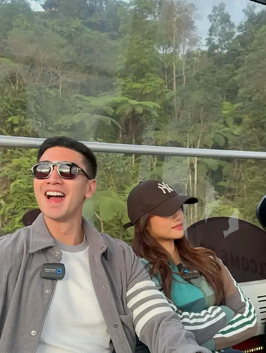Kedekatan artis ini semakin terlihat dalam potret terakhir yang menunjukkan Verrell tertawa lepas, sementara Fuji tersenyum kalem di sampingnya. Suasana gondola dengan latar pegunungan hijau dan pagoda khas Genting Highlands semakin menambah kesan romantis. Momen ini membuat penggemar semakin penasaran dengan hubungan mereka. (Liputan6.com/Tiktok/@mybramastavrl)